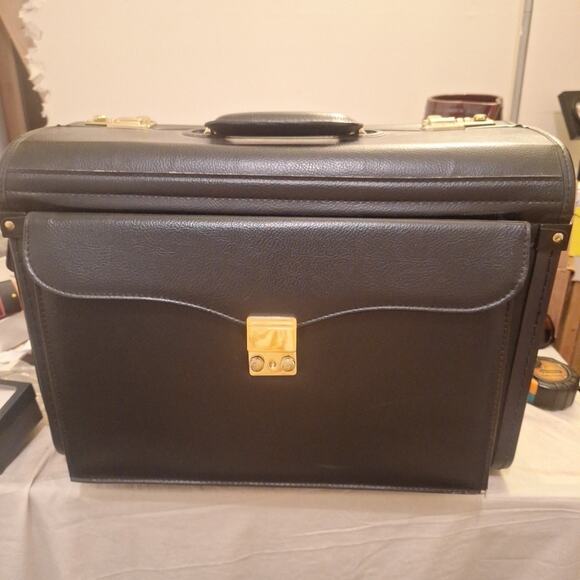 Black Leather Briefcase 18 X 8 In 2 Outside Pockets. 3 Compartments Inside - Picture 2 of 5